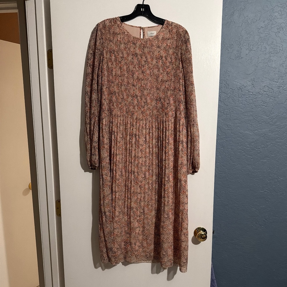 Aritzia Daydreamer Midi Dress in a pink floral print. Size M